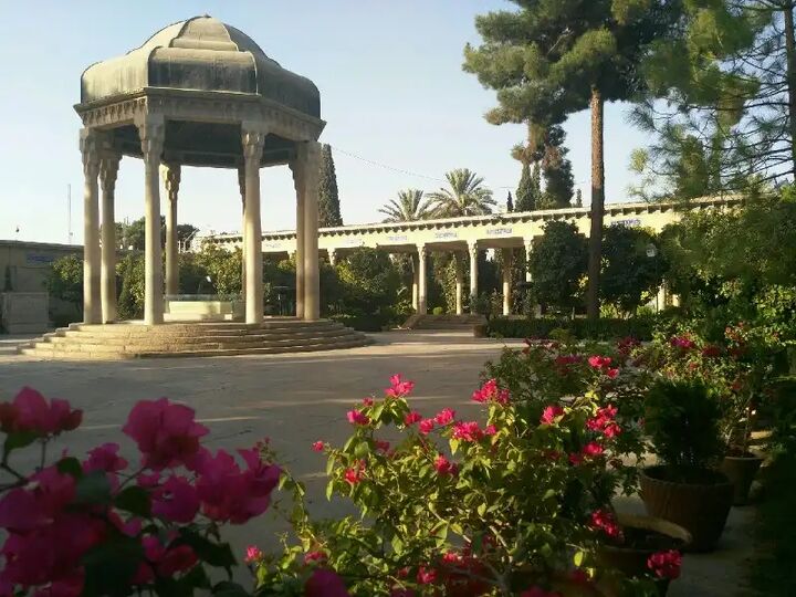 بازدید رایگان از آرامگاه شاعران در روز پاسداشت زبان فارسی بازدید رایگان از آرامگاه شاعران در روز پاسداشت زبان فارسی