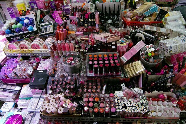 کشف انبار لوازم آرایشی قاچاق در بازار تهران کشف انبار لوازم آرایشی قاچاق در بازار تهران