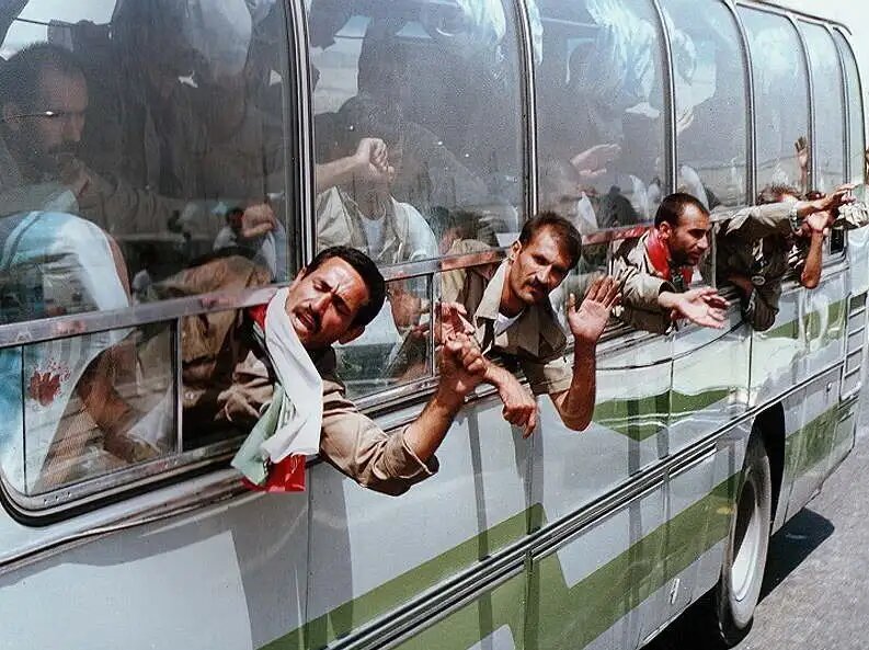 ورود آزادگان سرافراز به خانه و خاک عشق؛  خانه غزلخوان شده است از خبر آمدنت...