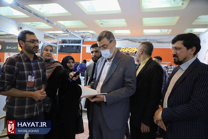 بازدید رئیس بنیاد شهید و امور ایثارگران از نمایشگاه کتاب تهران