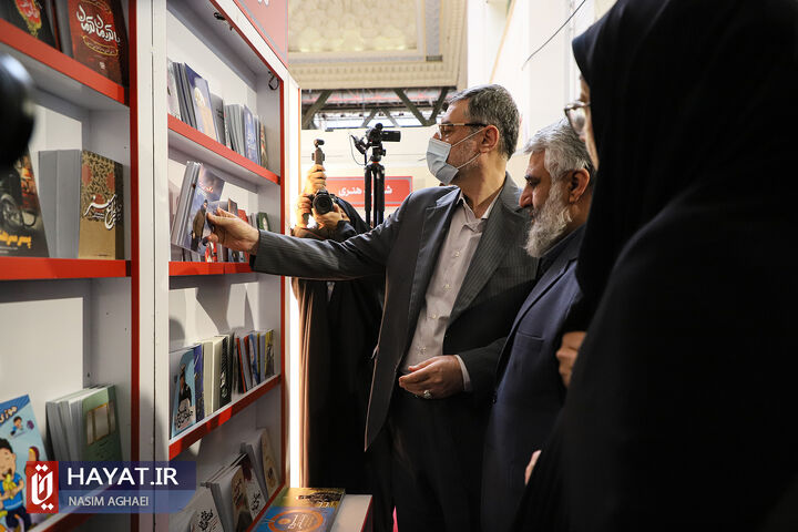 بازدید رئیس بنیاد شهید و امور ایثارگران از نمایشگاه کتاب تهران