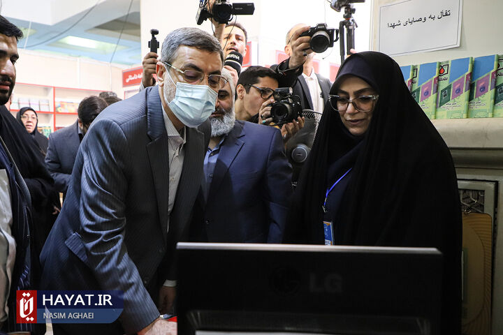 بازدید رئیس بنیاد شهید و امور ایثارگران از نمایشگاه کتاب تهران