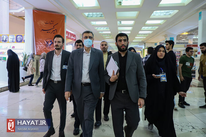 بازدید رئیس بنیاد شهید و امور ایثارگران از نمایشگاه کتاب تهران