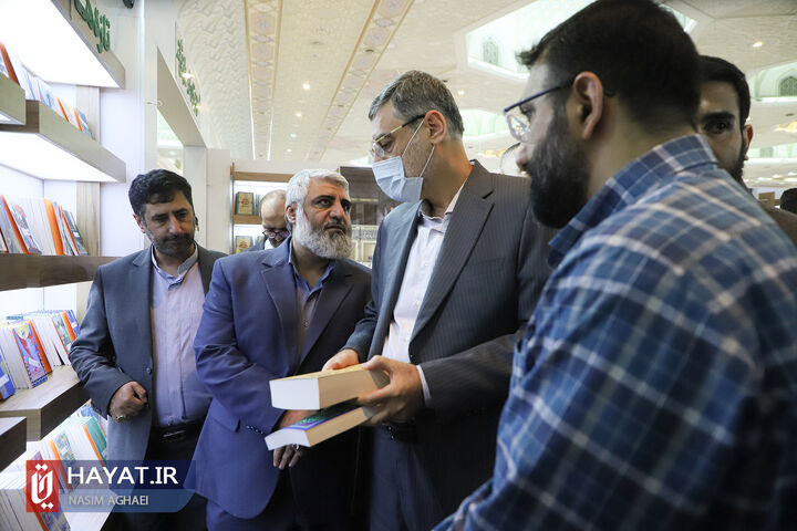 بازدید رئیس بنیاد شهید و امور ایثارگران از نمایشگاه کتاب تهران