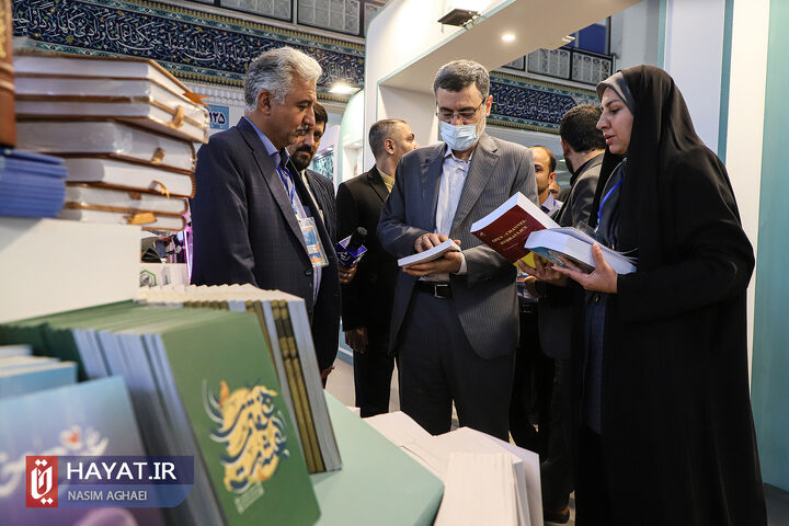 بازدید رئیس بنیاد شهید و امور ایثارگران از نمایشگاه کتاب تهران