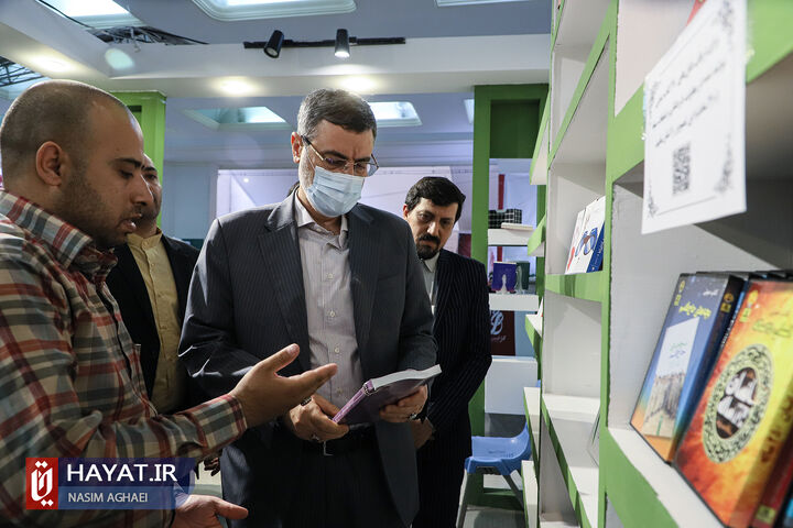 بازدید رئیس بنیاد شهید و امور ایثارگران از نمایشگاه کتاب تهران