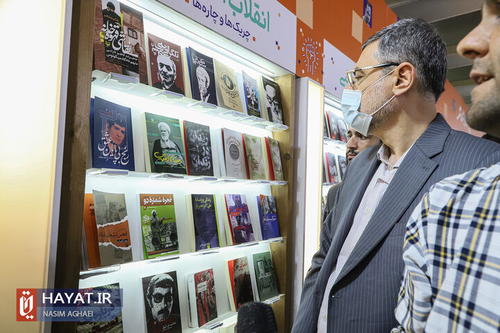 بازدید رئیس بنیاد شهید و امور ایثارگران از نمایشگاه کتاب تهران
