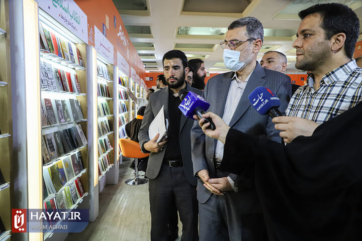 بازدید رئیس بنیاد شهید و امور ایثارگران از نمایشگاه کتاب تهران