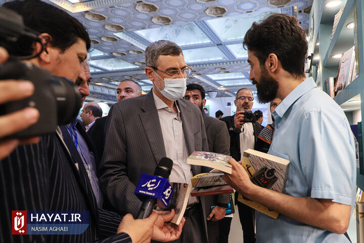 بازدید رئیس بنیاد شهید و امور ایثارگران از نمایشگاه کتاب تهران