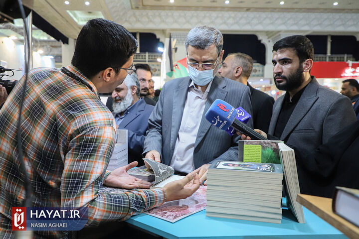بازدید رئیس بنیاد شهید و امور ایثارگران از نمایشگاه کتاب تهران