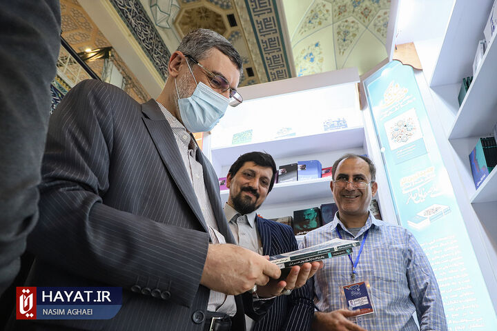 بازدید رئیس بنیاد شهید و امور ایثارگران از نمایشگاه کتاب تهران