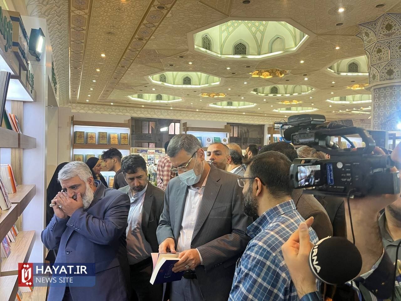 بازدید رئیس بنیاد شهید و امور ایثارگران از نمایشگاه کتاب تهران