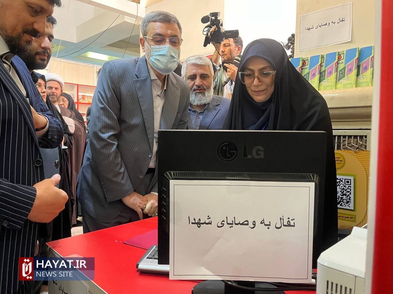 بازدید رئیس بنیاد شهید و امور ایثارگران از نمایشگاه کتاب تهران