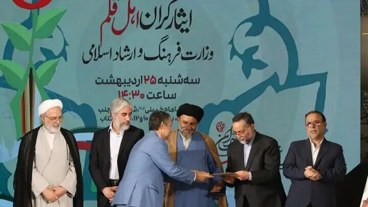 مردم و مسئولان برای پدیدآورندگان کتاب احترام قائل شوند مردم و مسئولان برای پدیدآورندگان کتاب احترام قائل شوند