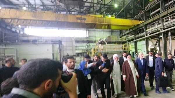 بازدید رئیسی از کارخانه احیای شده صنایع چوب و کاغذ مازندران بازدید رئیسی از کارخانه احیای شده صنایع چوب و کاغذ مازندران