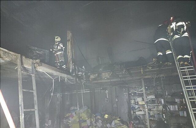 آتشسوزی گسترده سوله ۱۰۰۰ متری در یک شهرک صنعتی آتشسوزی گسترده سوله ۱۰۰۰ متری در یک شهرک صنعتی