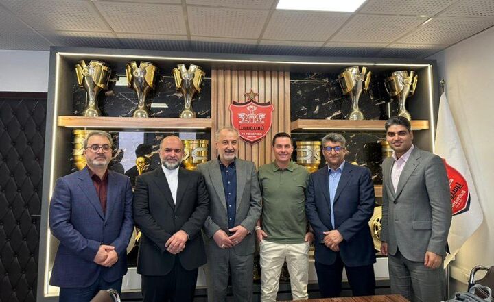 تقدیر از اوسمار در نشست هیات مدیره پرسپولیس تقدیر از اوسمار در نشست هیات مدیره پرسپولیس