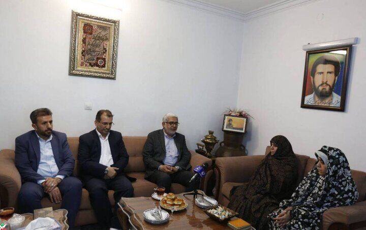 انجام سالانه ۸۰۰ هزار دیدار با خانواده شهدا و ایثارگران انجام سالانه ۸۰۰ هزار دیدار با خانواده شهدا و ایثارگران