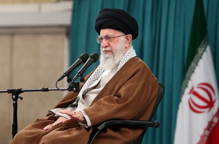 حضور رهبر انقلاب در منزل رئیسجمهور شهید حضور رهبر انقلاب در منزل رئیسجمهور شهید