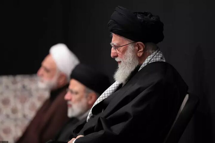 حضرت آیت الله خامنه ای وارد دانشگاه تهران شدند حضرت آیت الله خامنه ای وارد دانشگاه تهران شدند