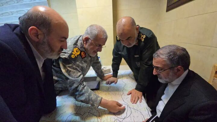 حضور عملیاتی سردار پاکپور و بررسی منطقه سانحه بالگرد رئیسجمهور حضور عملیاتی سردار پاکپور و بررسی منطقه سانحه بالگرد رئیسجمهور