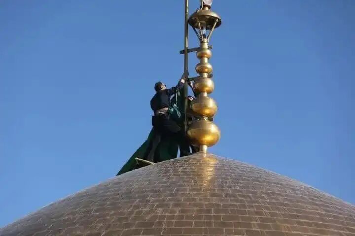 پرچم گنبد حرم مطهر رضوی تعویض شد پرچم گنبد حرم مطهر رضوی تعویض شد