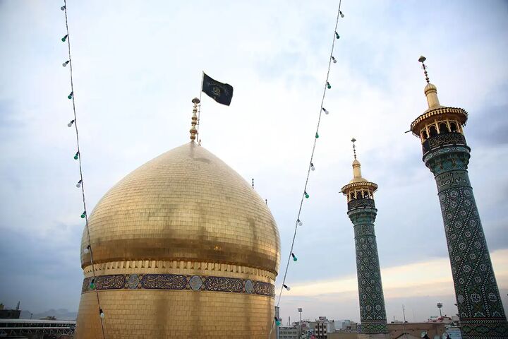 پرچم عزا در آستان مقدس حضرت معصومه (س) برافراشته شد + فیلم