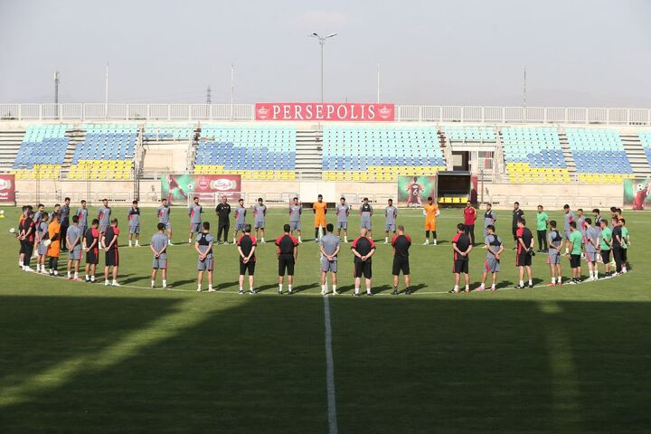 ادای احترام سرخپوشان به رئیس جمهور شهید ادای احترام سرخپوشان به رئیس جمهور شهید