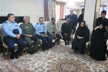 حضور امیر واحدی در منزل شهدای خلبان آشیانه جمهوری اسلامی