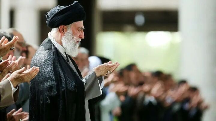 رهبر انقلاب بر پیکر رئیسجمهور و همراهان ایشان نماز اقامه میکنند رهبر انقلاب بر پیکر رئیسجمهور و همراهان ایشان نماز اقامه میکنند