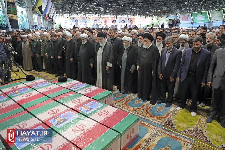 اقامه نماز رهبر انقلاب بر پیکر رئیسجمهور شهید و همراهان گرامی ایشان + فیلم اقامه نماز رهبر انقلاب بر پیکر رئیسجمهور شهید و همراهان گرامی ایشان + فیلم