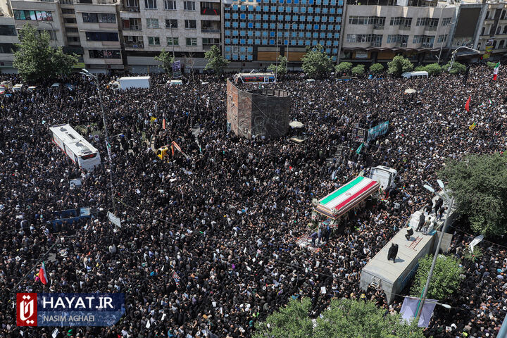 وداع با شکوه مردم پایتخت با پیکر رئیس جمهور شهید و همراهانش/ فرزند شهدای خدمت در آغوش رهبری + فیلم وداع با شکوه مردم پایتخت با پیکر رئیس جمهور شهید و همراهانش/ فرزند شهدای خدمت در آغوش رهبری + فیلم