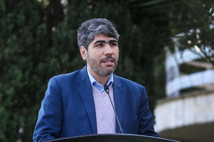 آیتالله رئیسی بت تجمل، تنبلی و پشت میزنشینی را شکست آیتالله رئیسی بت تجمل، تنبلی و پشت میزنشینی را شکست