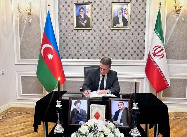 حضور و ابراز همدردی سفیر آذربایجان در تهران در محل سفارت کشورمان در باکو حضور و ابراز همدردی سفیر آذربایجان در تهران در محل سفارت کشورمان در باکو