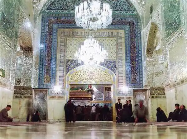 پیکر شهید رئیسی در رواق دارالحفاظ حرم امام رضا(ع) خاکسپاری میشود + عکس