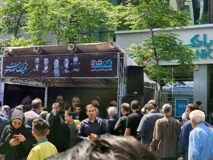 برپایی موکب بانک دی در مراسم تشییع شهدای خدمت در مشهد برپایی موکب بانک دی در مراسم تشییع شهدای خدمت در مشهد