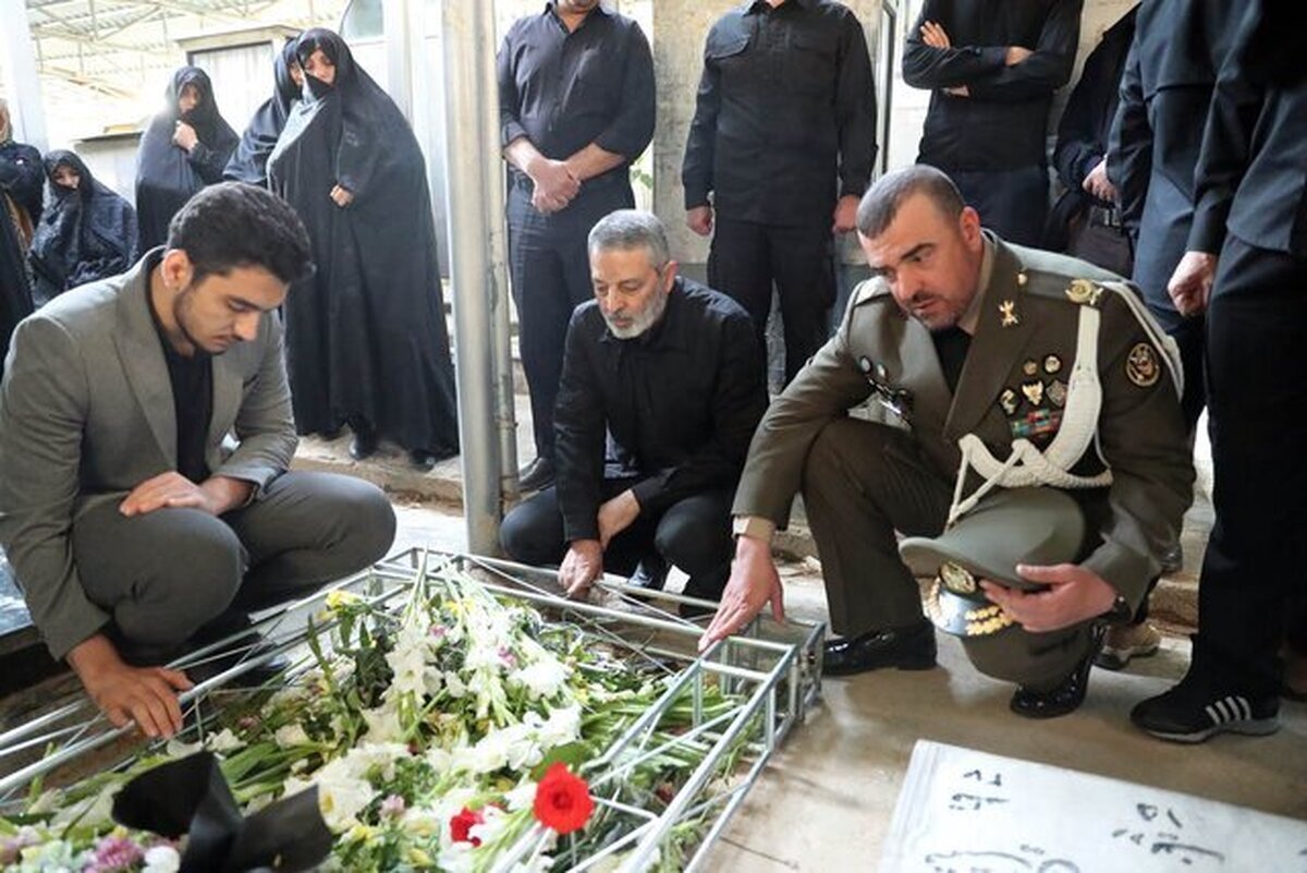 حضور فرمانده کل ارتش بر مزار شهید سرتیپ دوم خلبان مصطفوی