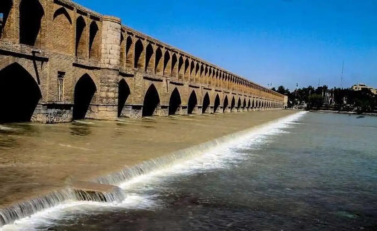 آب رودخانه زاینده‌رود به اصفهان رسید