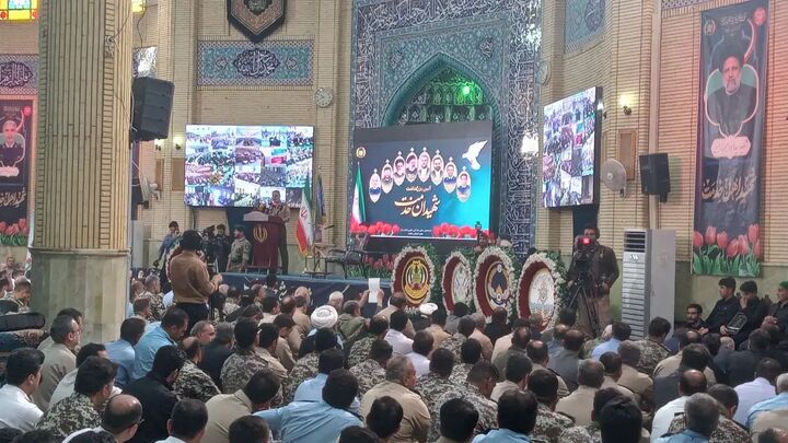 ایران ایستاده و با قدرت به پیش میرود ایران ایستاده و با قدرت به پیش میرود