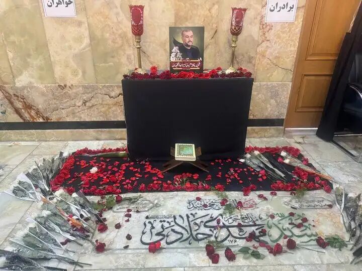 باقری و مدیران وزارت خارجه بر مزار شهید امیرعبداللهیان حضور یافتند باقری و مدیران وزارت خارجه بر مزار شهید امیرعبداللهیان حضور یافتند