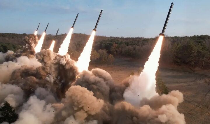 رزمایش موشکی کرهشمالی با حضور «کیم جونگ اون» رزمایش موشکی کرهشمالی با حضور «کیم جونگ اون»