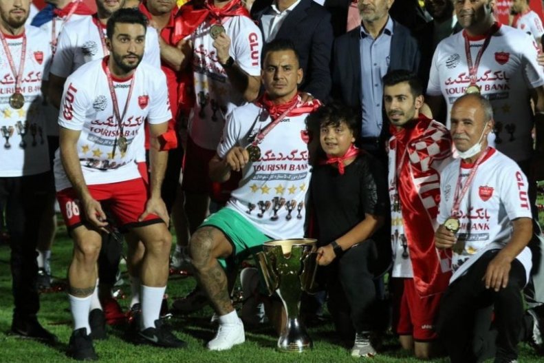 نهمین قهرمانی، پرسپولیسی‌ها را دست نیافتنی‌تر کرد + عکس قهرمانان