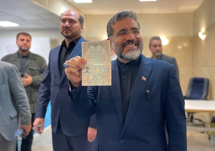 وزیر فرهنگ با همراهی معاون اجرایی رئیس جمهور کاندیدای انتخابات ریاست جمهوری شد وزیر فرهنگ با همراهی معاون اجرایی رئیس جمهور کاندیدای انتخابات ریاست جمهوری شد