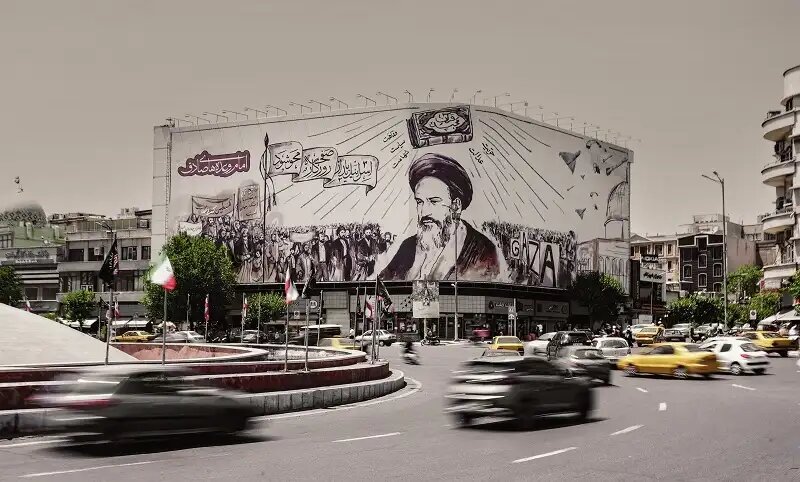 دیوارنگاره جدید میدان انقلاب مزین به شعار «امام وعدههای صادق»
