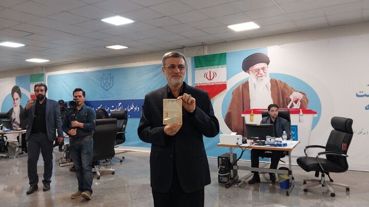 امیرحسین قاضیزاده هاشمی داوطلب کاندیداتوری انتخابات ریاستجمهوری شد امیرحسین قاضیزاده هاشمی داوطلب کاندیداتوری انتخابات ریاستجمهوری شد