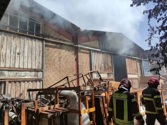 آتش سوزی گسترده ۳ سوله در حاشیه تهران آتش سوزی گسترده ۳ سوله در حاشیه تهران