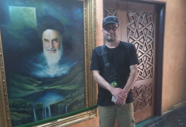 بازدید یک نقاش برزیلی از موزه مرکزی شهدا بازدید یک نقاش برزیلی از موزه مرکزی شهدا