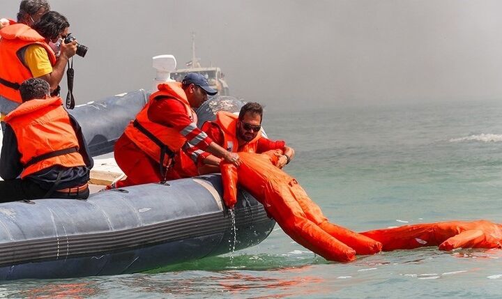 نجات جان ۴ صیاد در منطقه دریایی تنب بزرگ و کوچک نجات جان ۴ صیاد در منطقه دریایی تنب بزرگ و کوچک