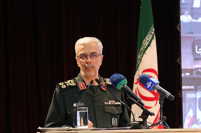 تاکید رئیس ستادکل نیروهای مسلح بر ساماندهی اتباع بیگانه و انسداد مرزها تاکید رئیس ستادکل نیروهای مسلح بر ساماندهی اتباع بیگانه و انسداد مرزها