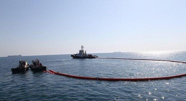 مهار آلودگی نفتی در سواحل جزیره خارگ بوشهر مهار شد مهار آلودگی نفتی در سواحل جزیره خارگ بوشهر مهار شد